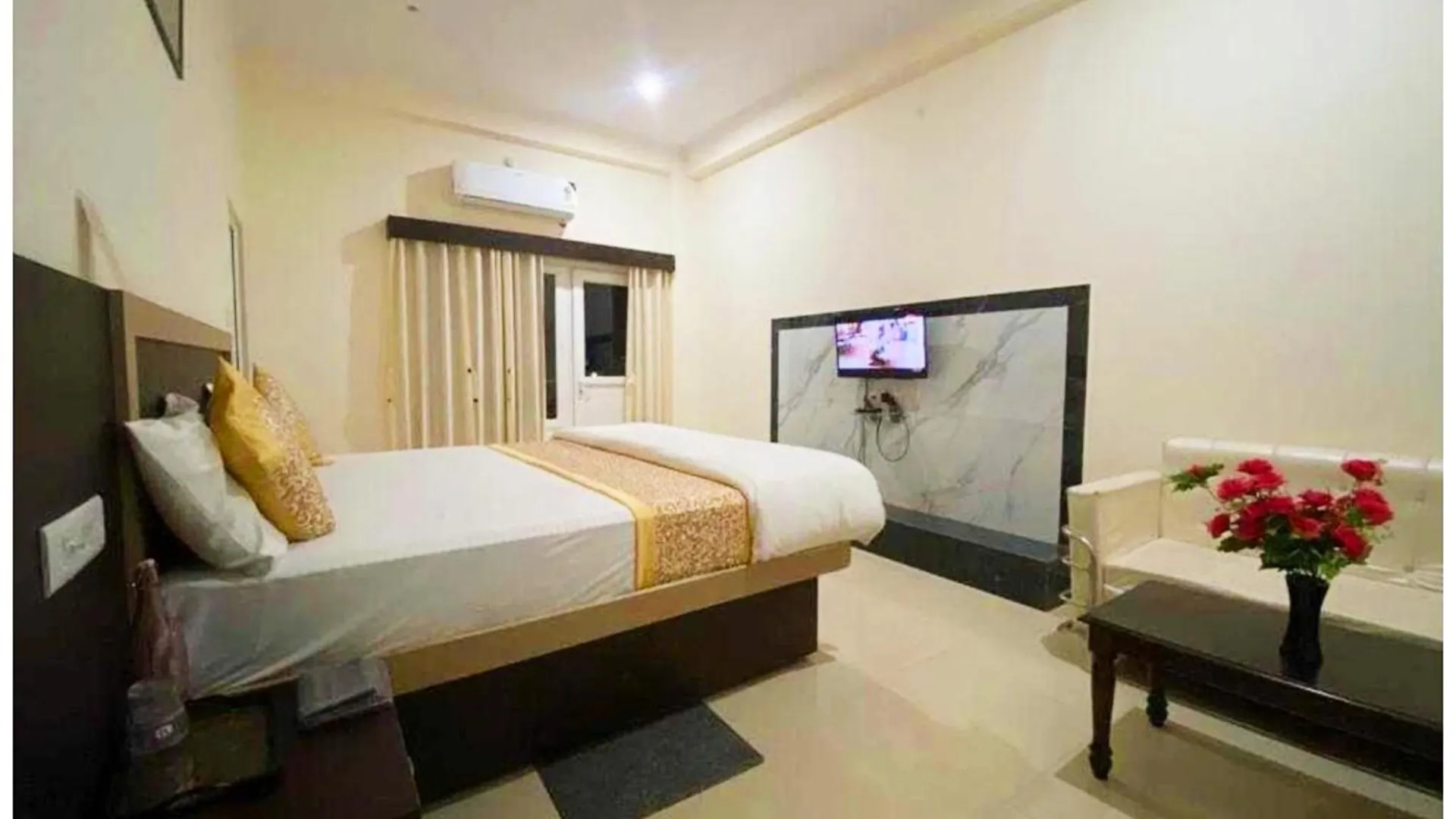 Hotel Nath # Palace Near Kashi Vishwanath Temple - Free Public Parking And Wifi Facilities - Air Conditioning Room 바라나시 인도